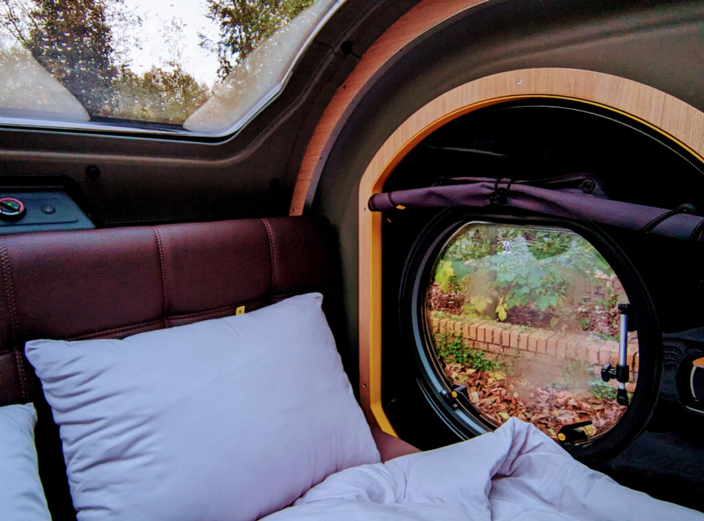 Interieur Mink mini caravan met queensize matras en panoramisch dakraam