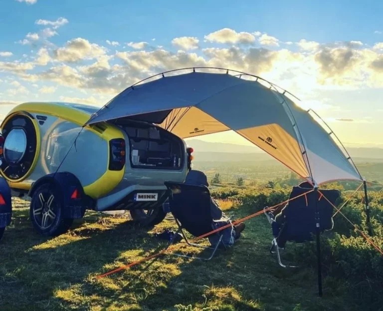 Mink teardrop caravan met luifel bij ondergaande zon