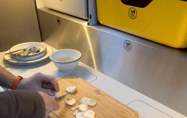 Uitgeruste buitenkeuken in Mink teardrop caravan met aanrecht en koelbox
